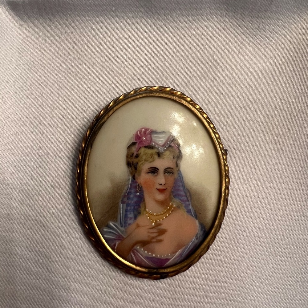 Vintage Limoges Cameo Goldtone Roped Pin